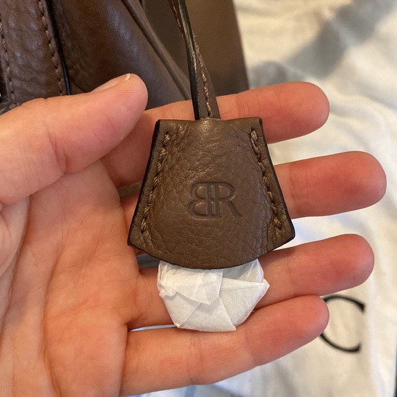 Banana republic women’s leather long shoulder bag. Great for travel! - Picture 5 of 8